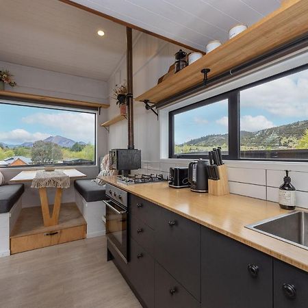 Tiny House With Mountain Views, Indoor And Outdoor Fire, Private Courtyard Garden Appartement Wanaka Buitenkant foto