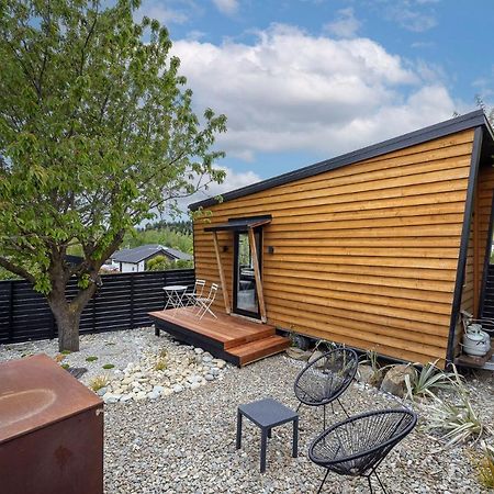 Tiny House With Mountain Views, Indoor And Outdoor Fire, Private Courtyard Garden Appartement Wanaka Buitenkant foto