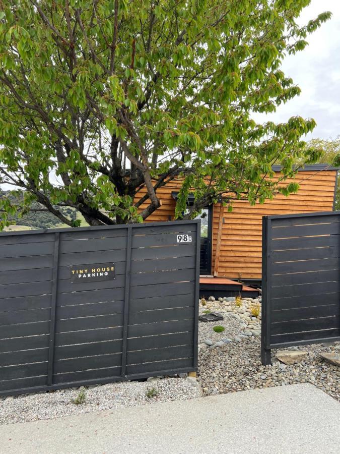 Tiny House With Mountain Views, Indoor And Outdoor Fire, Private Courtyard Garden Appartement Wanaka Buitenkant foto