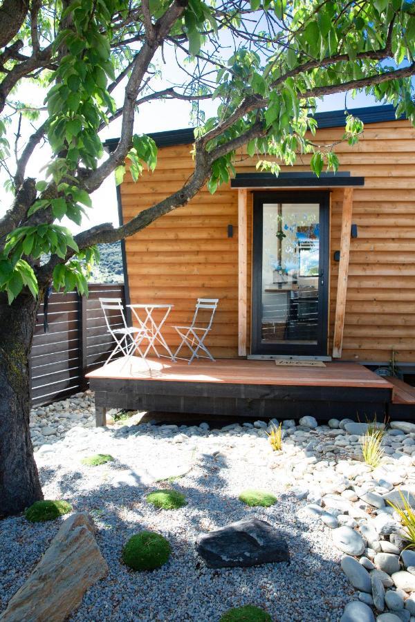 Tiny House With Mountain Views, Indoor And Outdoor Fire, Private Courtyard Garden Appartement Wanaka Buitenkant foto