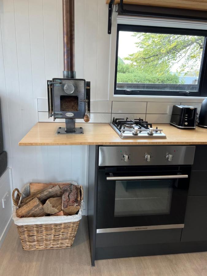 Tiny House With Mountain Views, Indoor And Outdoor Fire, Private Courtyard Garden Appartement Wanaka Buitenkant foto