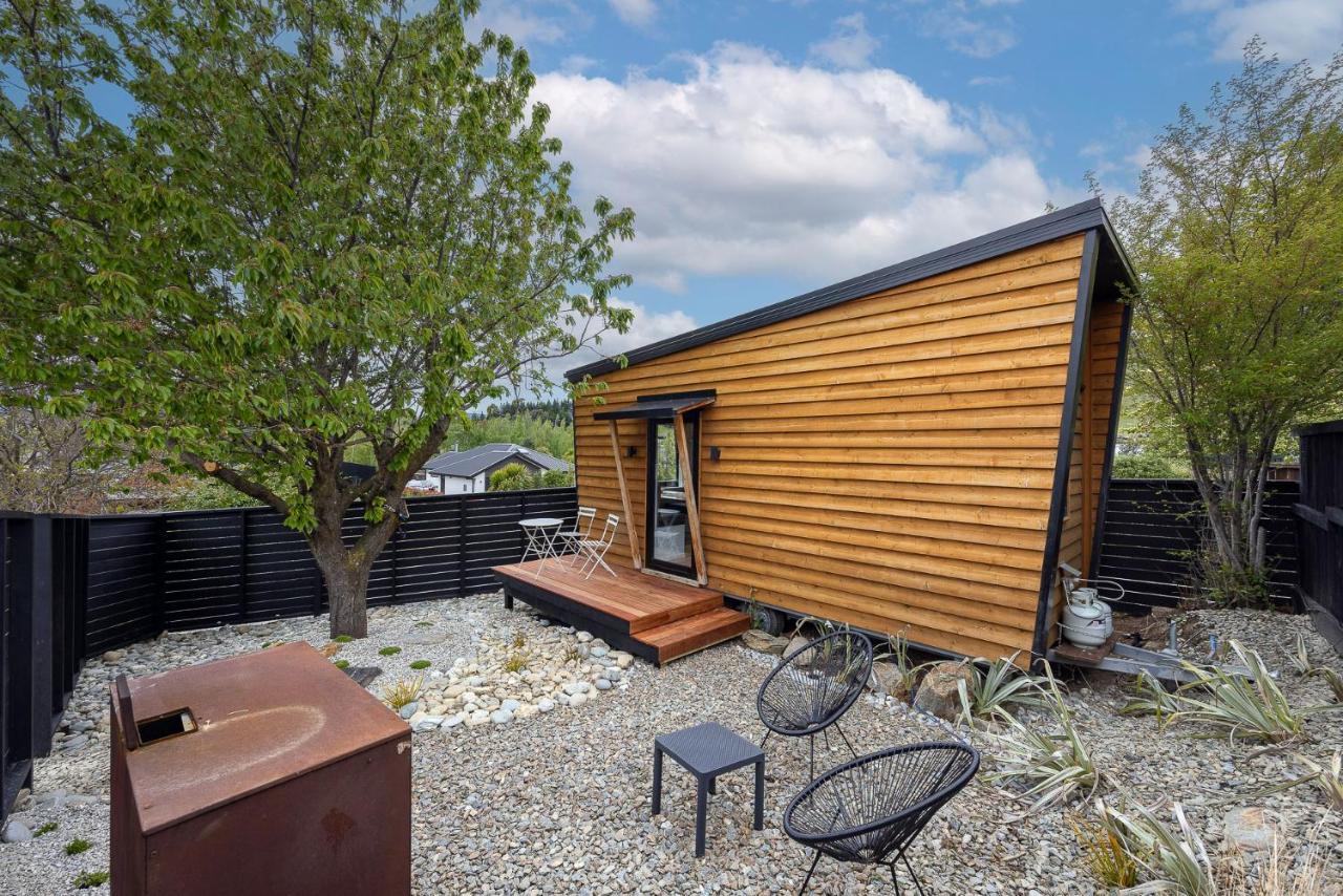 Tiny House With Mountain Views, Indoor And Outdoor Fire, Private Courtyard Garden Appartement Wanaka Buitenkant foto