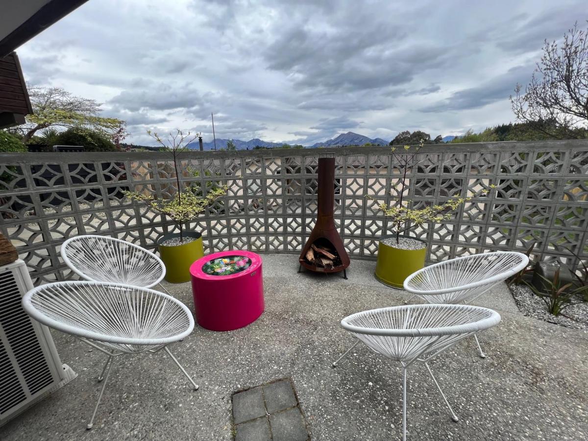 Tiny House With Mountain Views, Indoor And Outdoor Fire, Private Courtyard Garden Appartement Wanaka Buitenkant foto