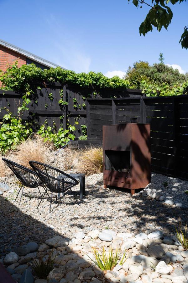 Tiny House With Mountain Views, Indoor And Outdoor Fire, Private Courtyard Garden Appartement Wanaka Buitenkant foto