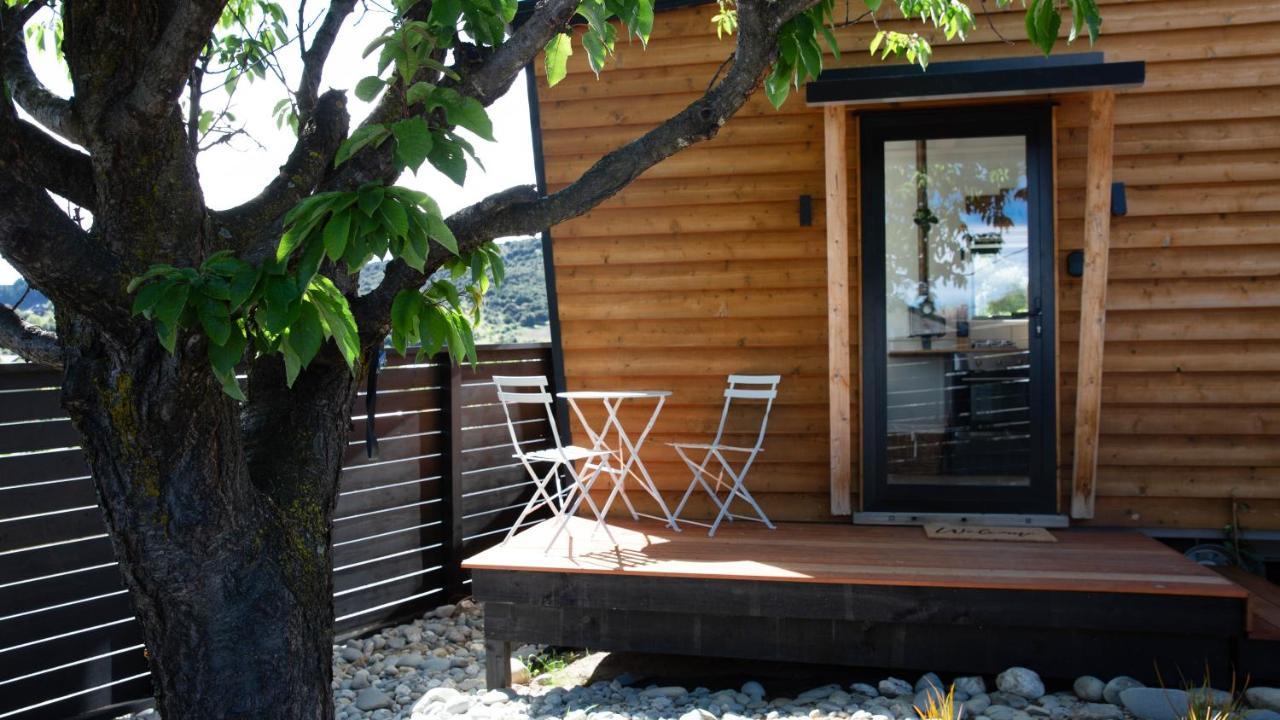 Tiny House With Mountain Views, Indoor And Outdoor Fire, Private Courtyard Garden Appartement Wanaka Buitenkant foto