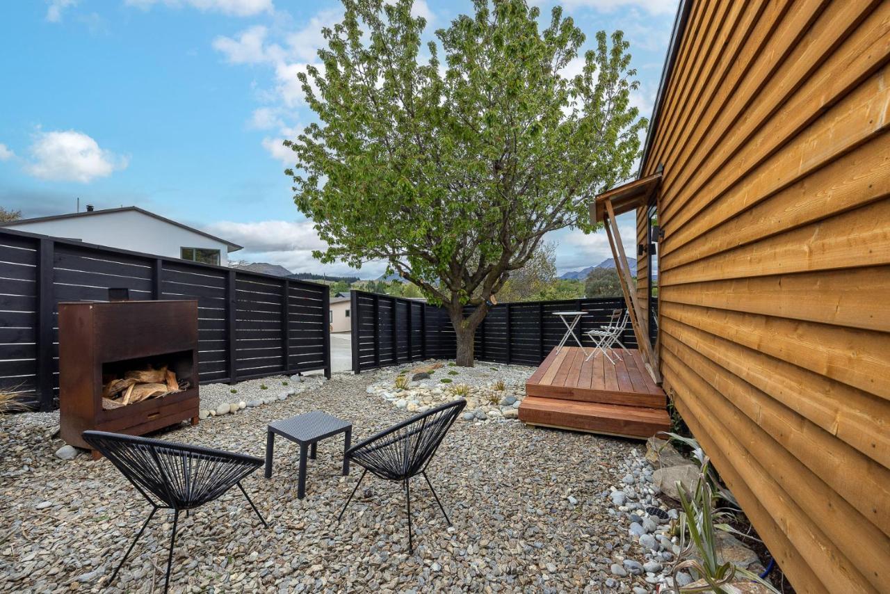 Tiny House With Mountain Views, Indoor And Outdoor Fire, Private Courtyard Garden Appartement Wanaka Buitenkant foto