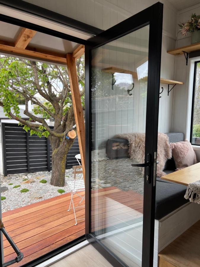 Tiny House With Mountain Views, Indoor And Outdoor Fire, Private Courtyard Garden Appartement Wanaka Buitenkant foto